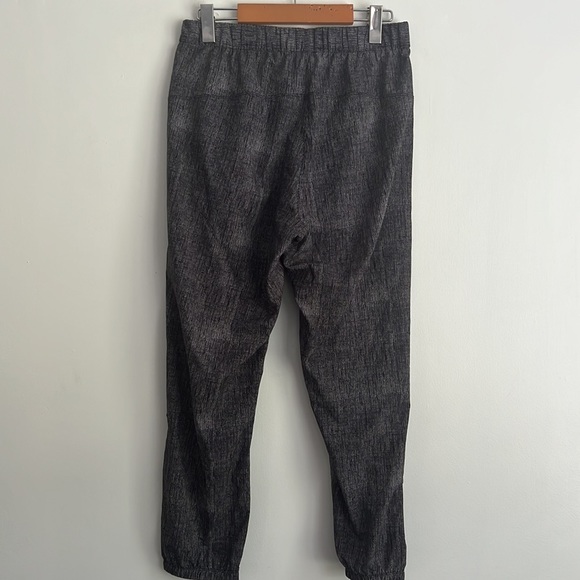 LULULEMON Pleated Crop Joggers Black and White - Picture 3 of 5